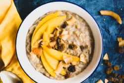 No grains, but all the glory! These hearty oatless plantain oatmeal bowls from https://meatified.com are naturally sweetened & will get your day off to a sunshine-y start.