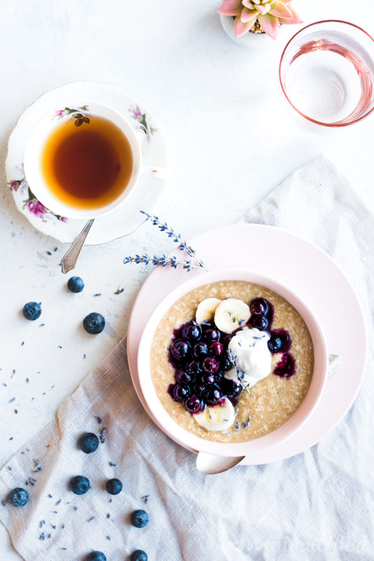Cozy up with this oatless rooibos tea oatmeal with a hint of caramel & spice, piled high with fragrant vanilla blueberries for a not-too-sweet breakfast from https://meatified.com.