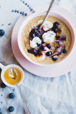 Cozy up with this oatless rooibos tea oatmeal with a hint of caramel & spice, piled high with fragrant vanilla blueberries for a not-too-sweet breakfast from https://meatified.com.