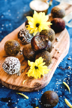 These fig flecked seed cycling energy balls are packed with tahini, sunflower & sesame seeds, so they're the perfect no cook treat for the luteal phase.