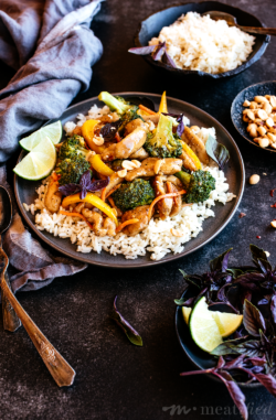 The perfect weeknight meal is here! This black pepper chicken & broccoli is a simple skillet dinner that comes together speedily with a hint of spice.